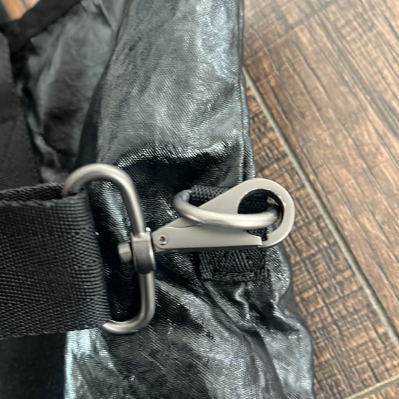 Dakine Kelsey 26L Crossbody Tote in Raven Black - Picture 11 of 12